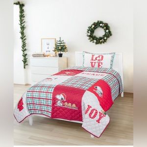 Peanuts Classic Peanut Holiday 2-Pc. Twin Quilt Set